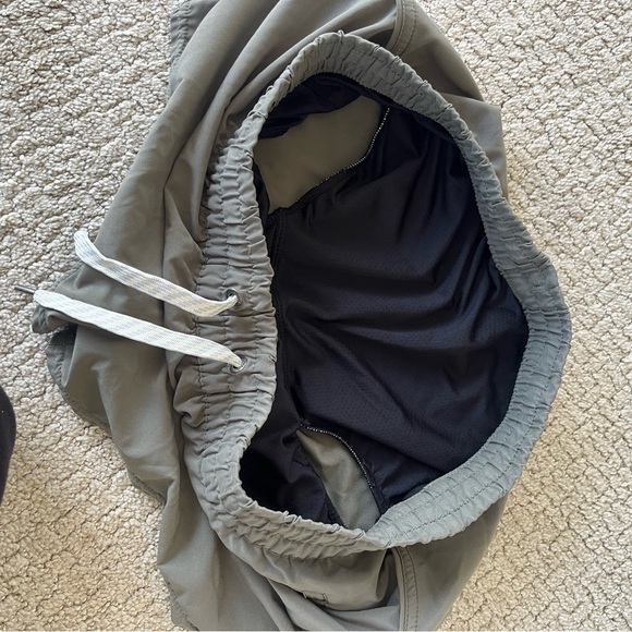 Vuori Women's Active Clementine Shorts 2.5" Inseam in Olive Green Size M - Picture 5 of 7